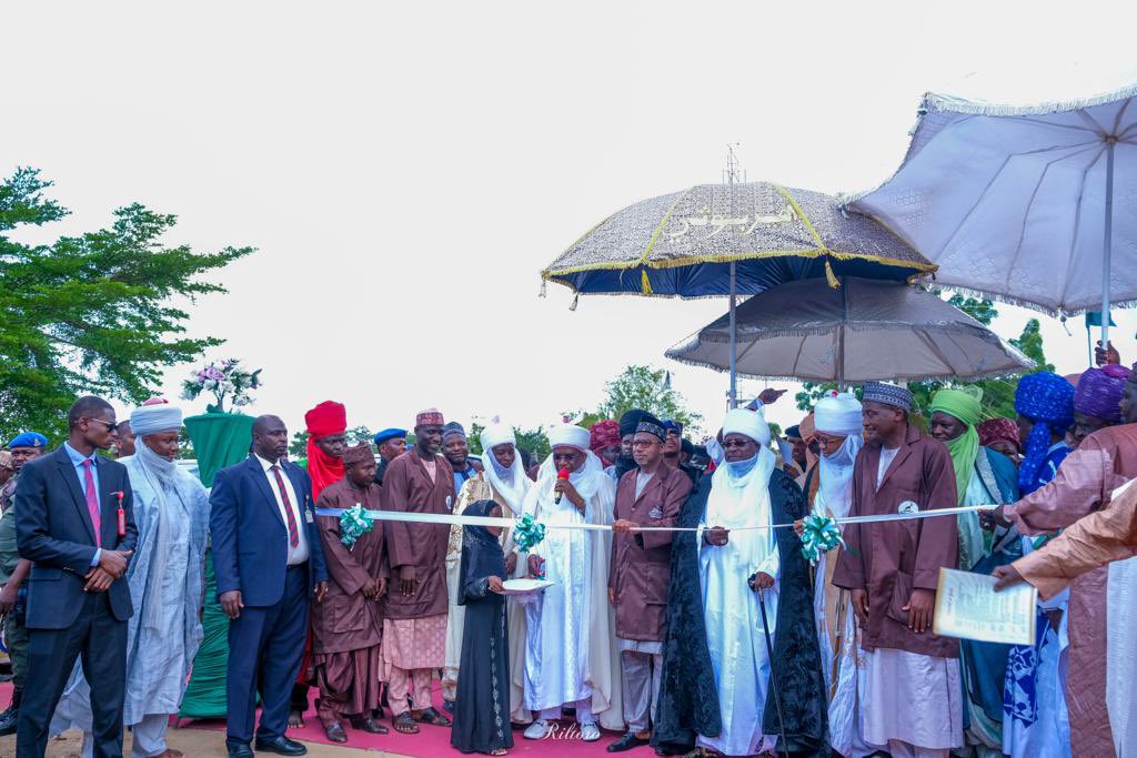 SenBalaMohammed's tweet photo. Thrilled to commission the distribution of 30-unit Toyota Hiace buses today. This is a key part of our strategy to ease the impact of fuel subsidy removal on our esteemed citizens, particularly our hardworking students. https://t.co/RuvzwX8Ym1