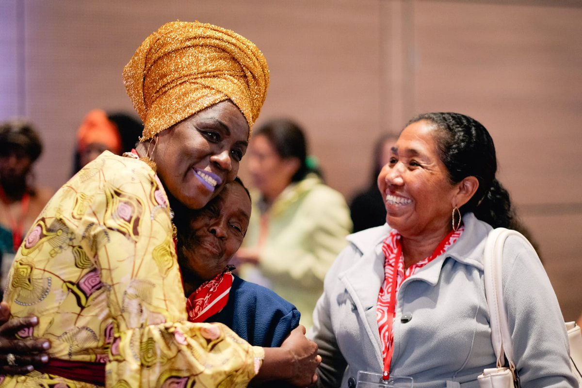 Se siente la alegría, los lazos de fraternidad y el abrazo de las mujeres afrodescendientes hoy en nuestro día. #25DeJulio. Hoy nos homenajeamos y conmemoramos nuestras raíces. A ustedes gracias por dejar una huella imborrable en la historia de la humanidad.
#TejiendoDesdeLaRaíz