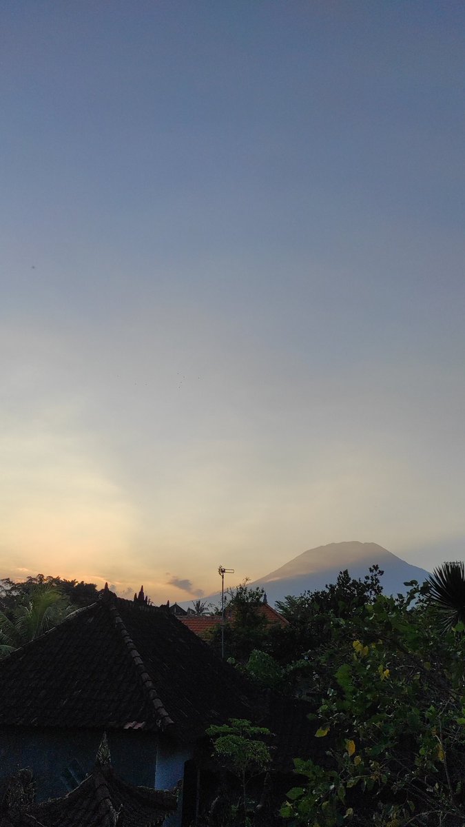 Lala_Ruthjay's tweet photo. Sunset, Karangasem-Bali https://t.co/Wgv8L6Myxs
