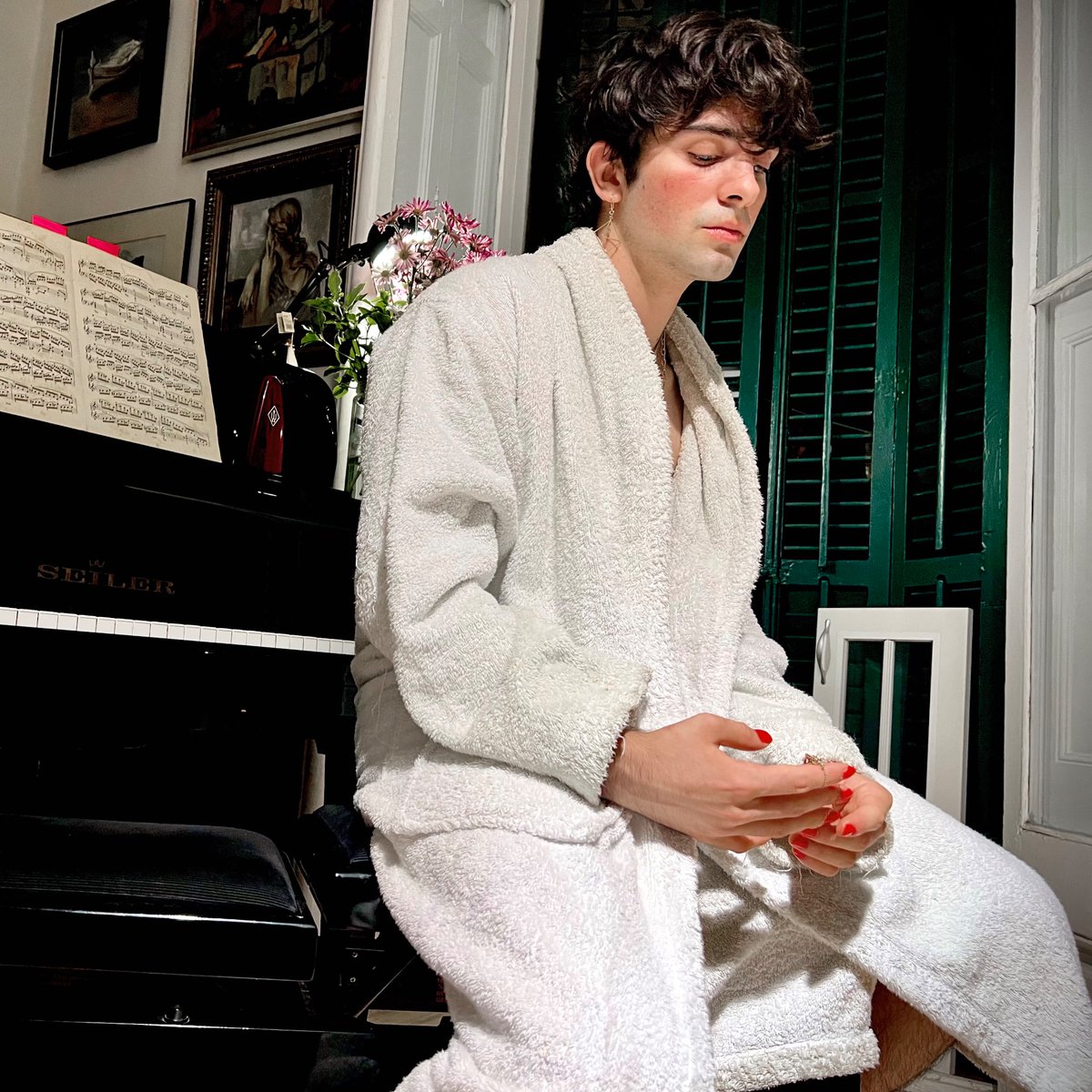 a DEESSA, segon single, comença el viatge i la recerca per barcelona del perfum perdut. El comfort i l’elegància camuflen l’espera i l’enyor
✨✨LINK A LA BIO✨✨✨🌒🎆