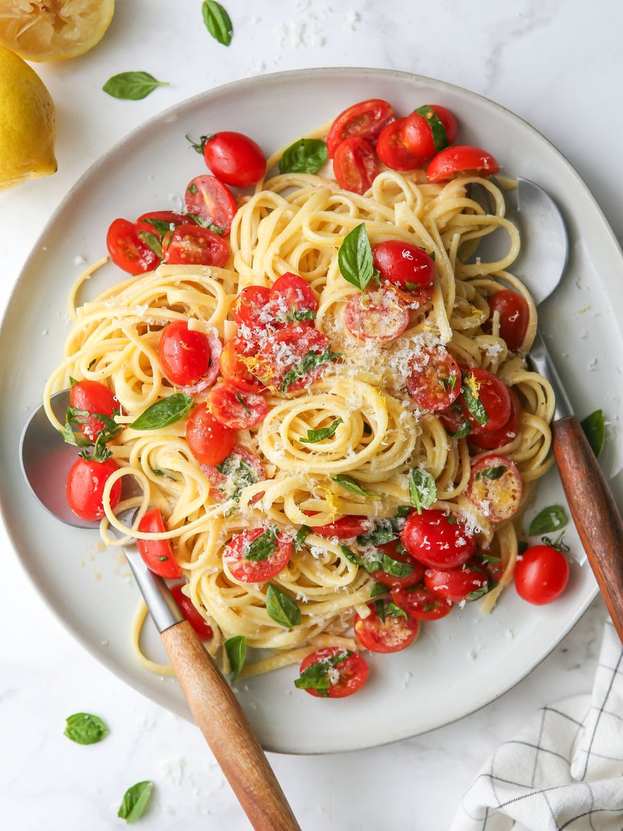 Here’s a quick and easy pasta dish that’s full of delicious flavor: linguine with a simple creamy lemon sauce, fresh tomatoes, and basil. completelydelicious.com/lemon-pasta-to…