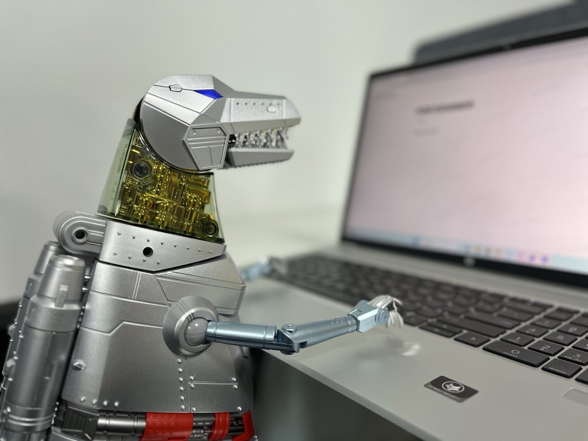 Robosen_Rocky's tweet photo. Any one wants to work with Grimlock at #robosen headoffice @robosenofficial @RobosenUK #transformers #robosen #tech #coolthing #hottoys #Grimlock #optimusprime #WeChat #dinobot @TFShowUK @tfnationltd @SixoTF @ToyboxSoapbox @Triple_Takeover @GAMERTAGVR @primevsprime_ @GAMEdigital https://t.co/VrmYftexPb
