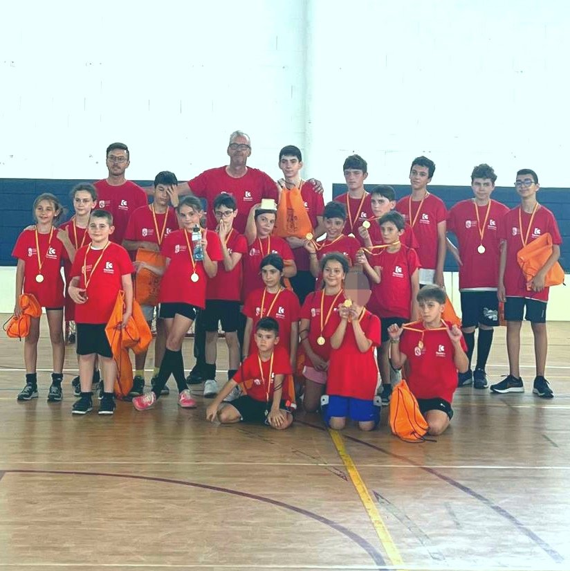 Ya disponible en nuestra web la noticia "Las selecciones de #floorball de Córdoba debutaron en su primer torneo interprovincial". Un gran paso para el #HockeyDeLosColes en nuestra ciudad 🏑🥅. Enhorabuena campeones 🏆

Leela aquí 👇
cordobasuperglads.wordpress.com/2023/07/24/las…