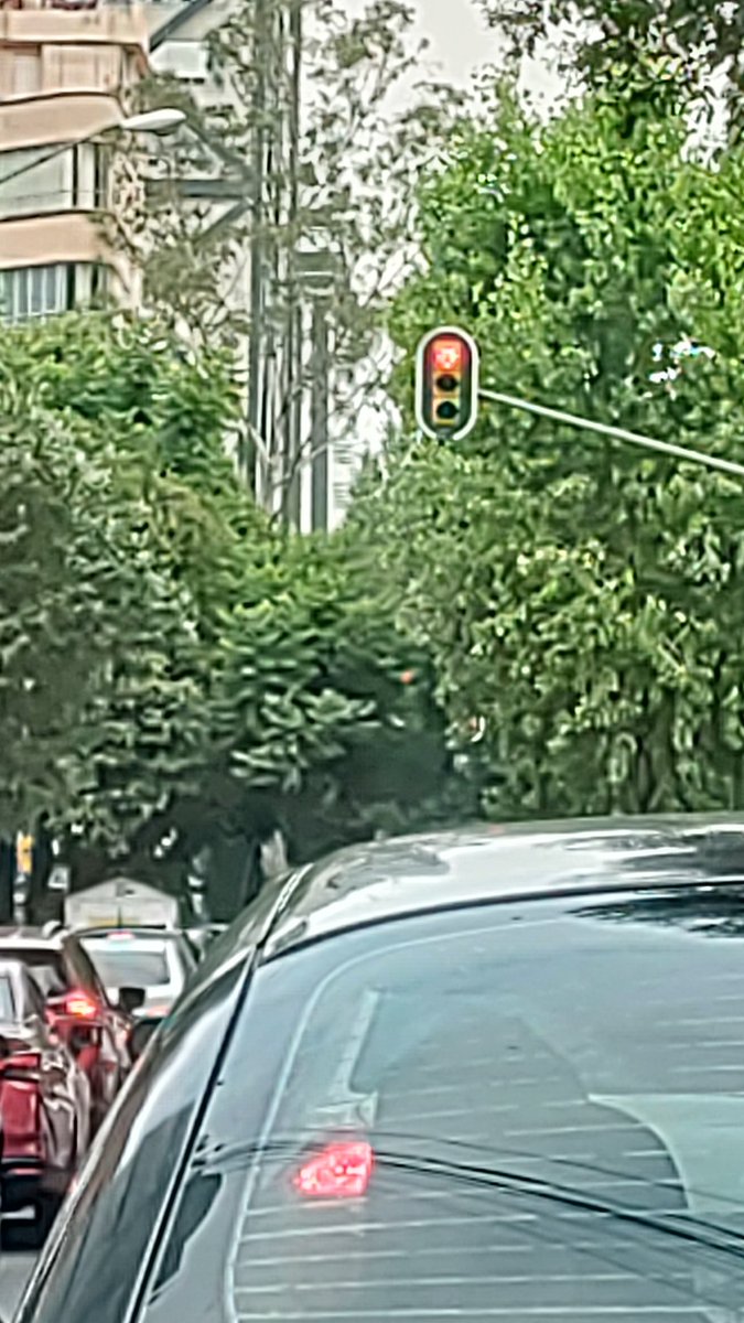 gusfima947's tweet photo. @UCS_GCDMX @TransitoCdMx podrían verificar el semáforo del cruce de liverpool y Niza, dura más de 5 minutos el paso sobre Niza  y corta el tránsito sobre liverpool dando sol 30 segundos para cruzar https://t.co/LkotL6dIcx