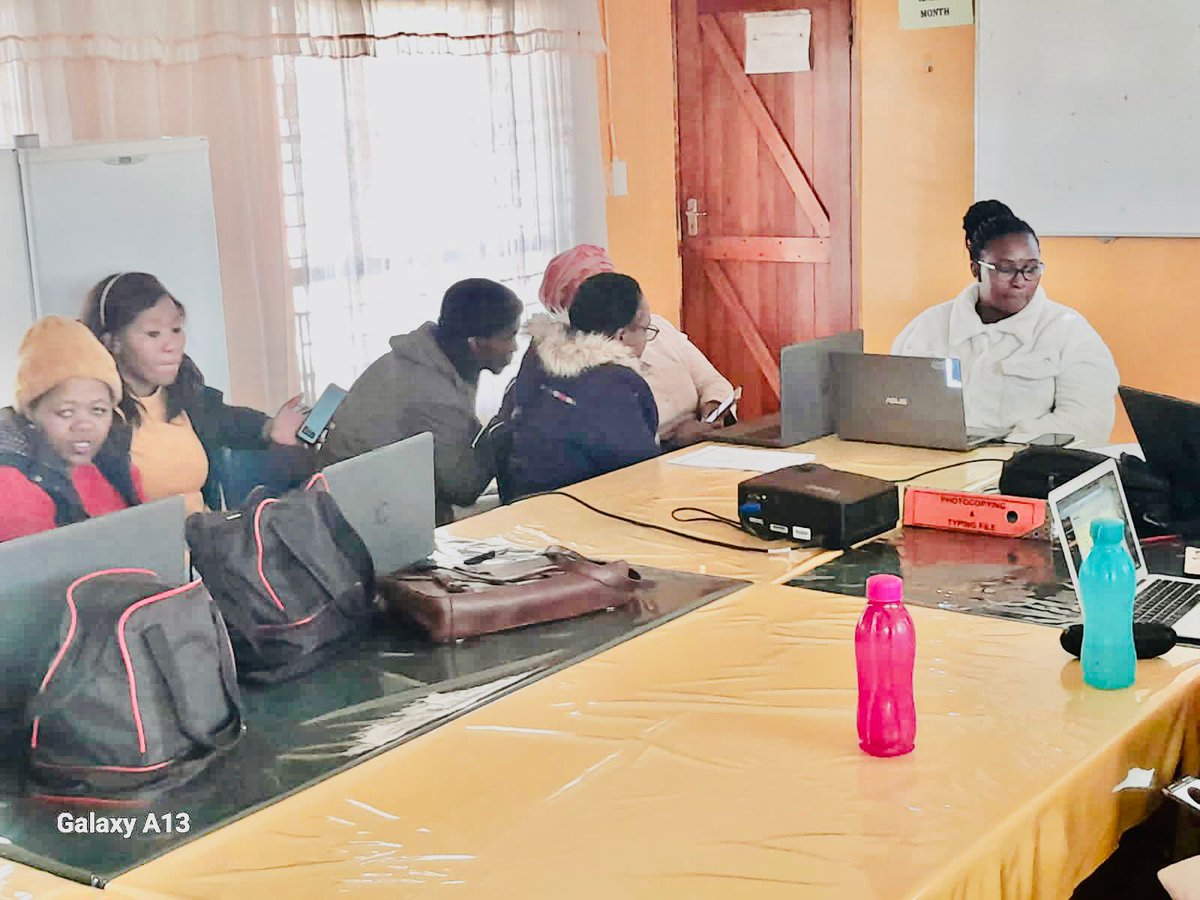 BellamatrixF's tweet photo. Day 2 of Curriculum Integration workshop. #milfree1 #bellamatrixf #UKInSA #FCDO #ictskills #ldoe #kwazulunatal we incorporate ict in our regular curriculum to enhance the education. https://t.co/v8FLFiwufj