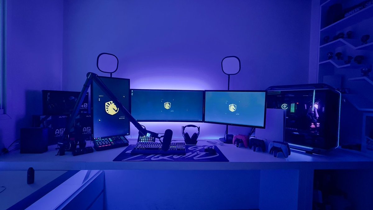 mkzinn_'s tweet photo. Deixo essa foto como memoria de quando fui um gamer, designer, entusiasta de setups gamer. 

Caso tenha vestido algo que ja desenhei/trabalhei, saiba que sinto um baita orgulho e fico imensamente feliz por isso. ♥ https://t.co/smlG7dIpC2