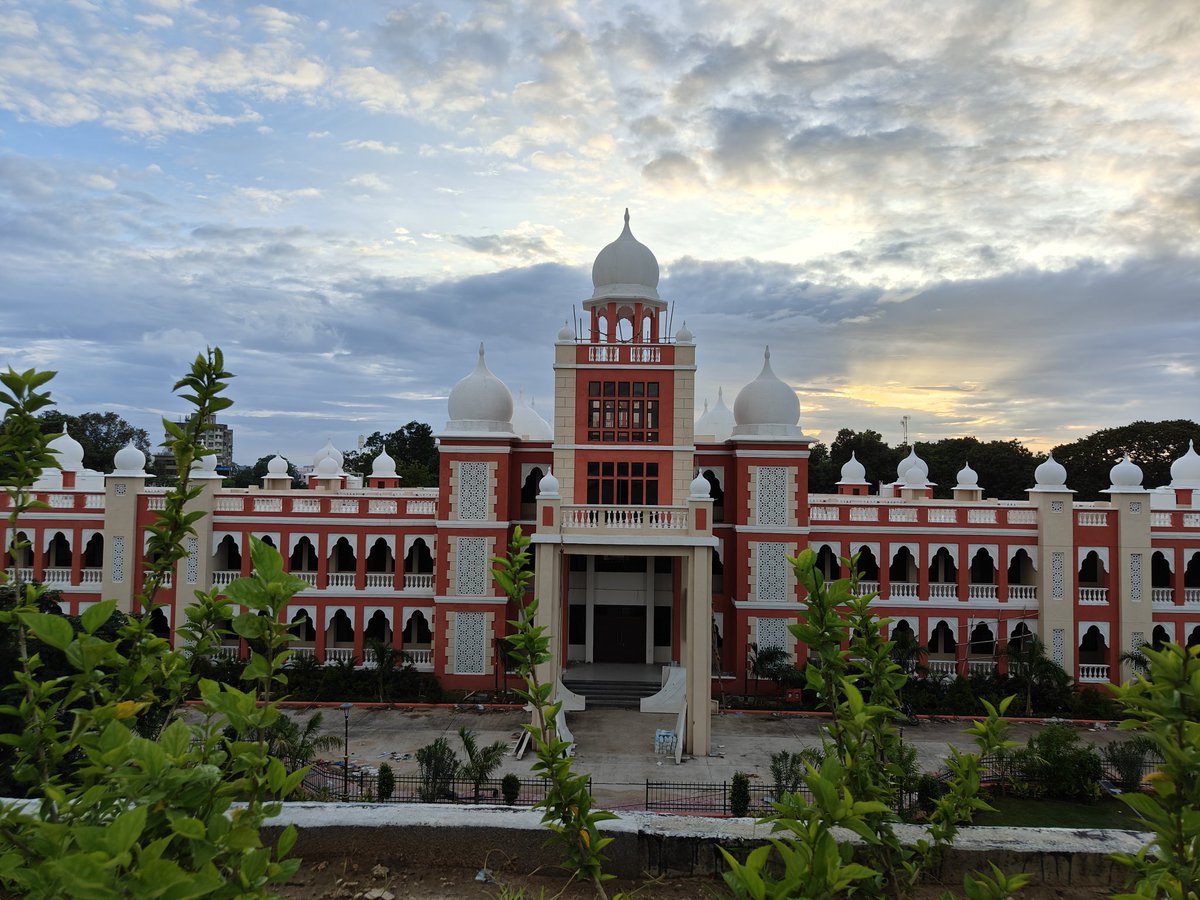 Nature adds its own charm to this already beautiful place. 🏫😍 #ourvadodara #vadodara #Gujarat #NaturePhotograhpy #naturelovers #NatureBeauty