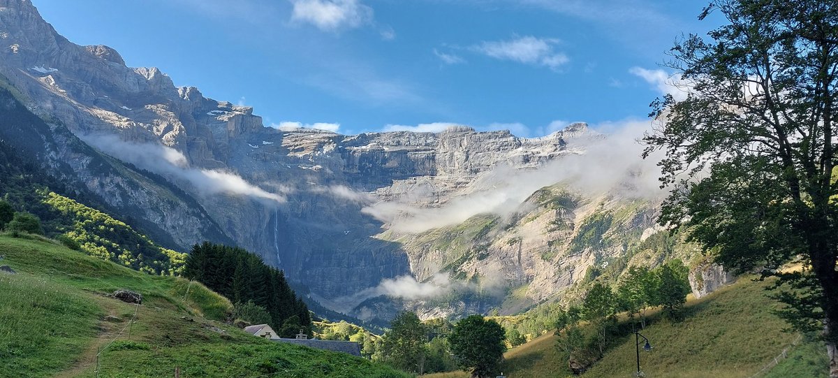 HrpPhils's tweet photo. Todays holiday #climateHike was an easy hike of about 10k taking us up to Plateau de Bellevue at 1708m  

Beautiful views of the Gavarnie valley

Some Griffons, Crag Martins and Choughs https://t.co/ByhzxAxfv0