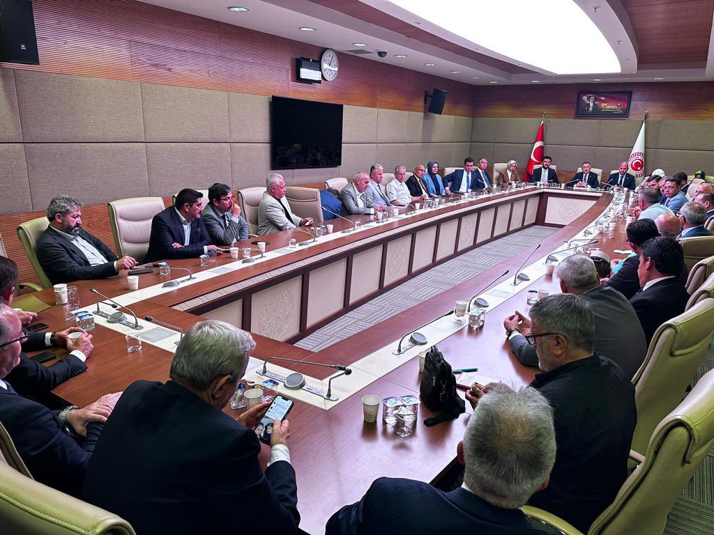 Ankara’daki il derneklerimizin başkanlarını Gazi Meclisimizde misafir ettik.

Hoş sohbetleri için teşekkür ederiz.