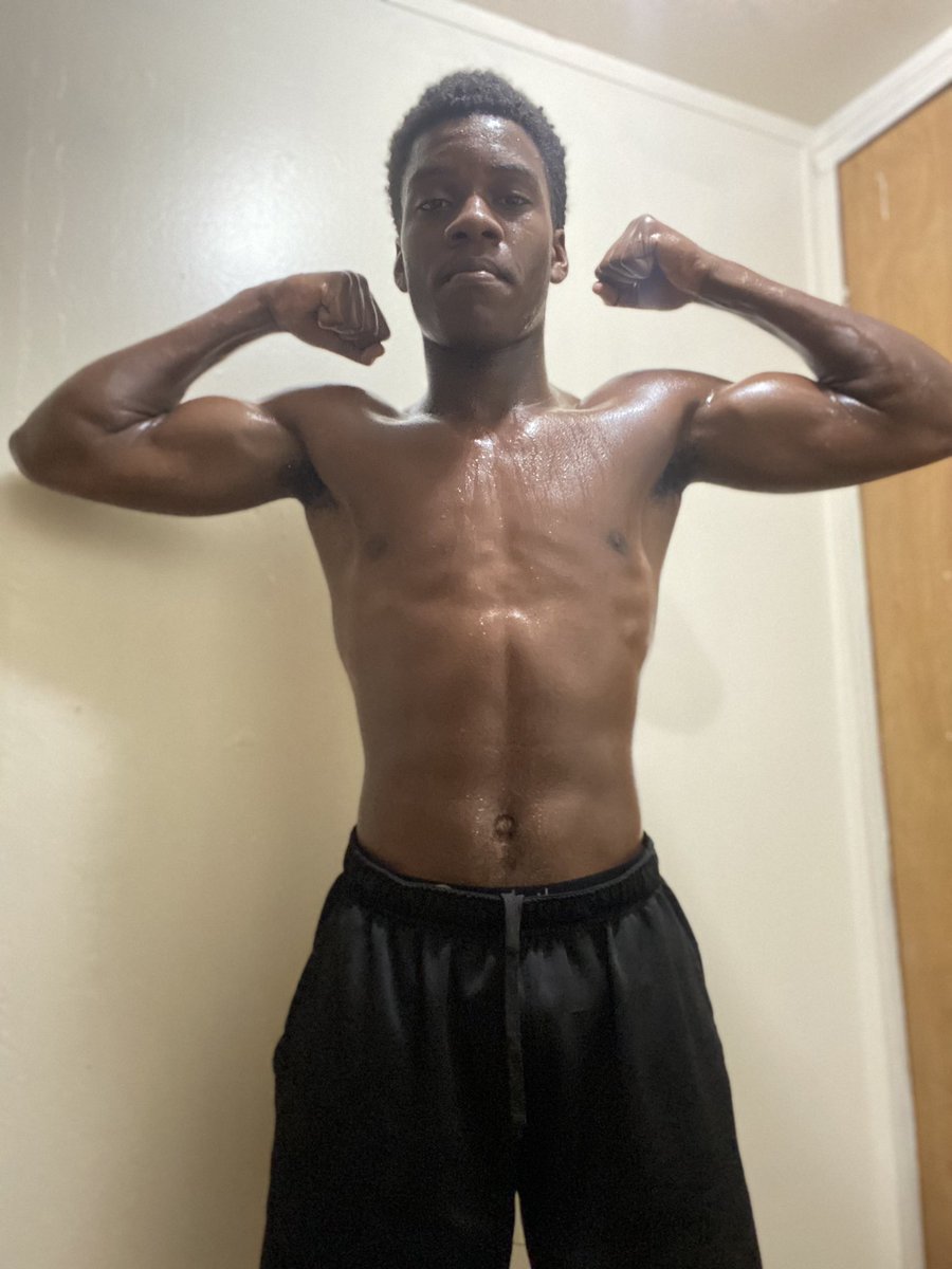CTwontstop's tweet photo. Mass to Muscle strength 2 month difference , same weight lean and stronger.
140-145lbs (fluctuating weight)
All Calisthenics (body weight workouts)✍🏾
@CoachFerguson9  let’s put that weight on again and repeat !!💪🏾⚔️@WebberTFXC 
Low cut- Then
Higher cut- Now
Proud of myself 💯❤️‍🔥 https://t.co/l67Lh8Hx1w