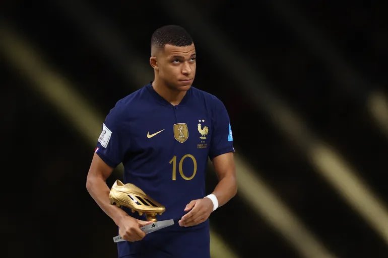 Mbappé best player in the world ? Yes. There is no other with his level
and combination of 1v1 ability, off-ball movement and clinical finishing. Vinícius is the closest with that combination and still a distance behind in level of the latter two categories. He’s even got