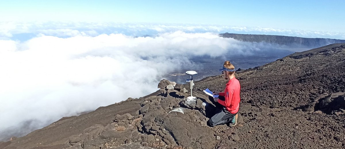 📷 Les équipes de l'OVPF-IPGP sur le terrain pendant une éruption au #PitondelaFournaise, ce n'est pas qu'au niveau de l'éruption, mais aussi:
- de la maintenance de stations,
- des mesures GPS,
- de l'échantillonnage des 1ere fissures.