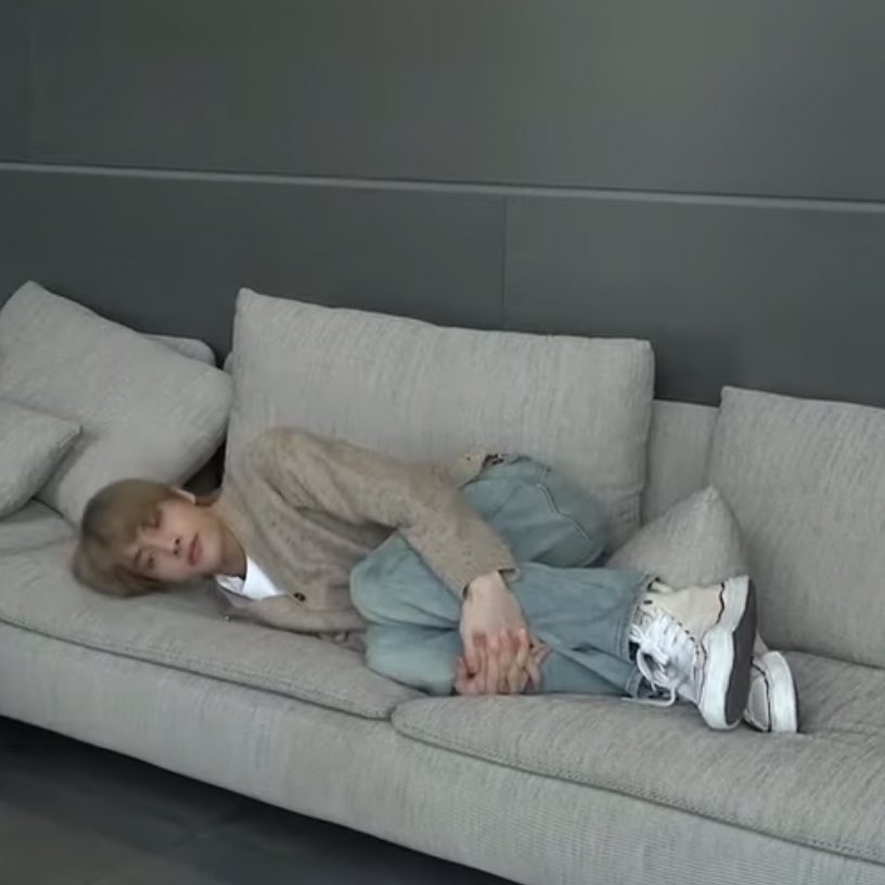 ii001lhs's tweet photo. let me get this straight, heeseung was waiting for jake to finish work, but it turns out jake was also waiting for heeseung to be done with his live? 😭 so when jake dropped by, it was heeseung's cue to end the live so they could go home together oh my god my ramyeonz heart https://t.co/uN3su6XxOe