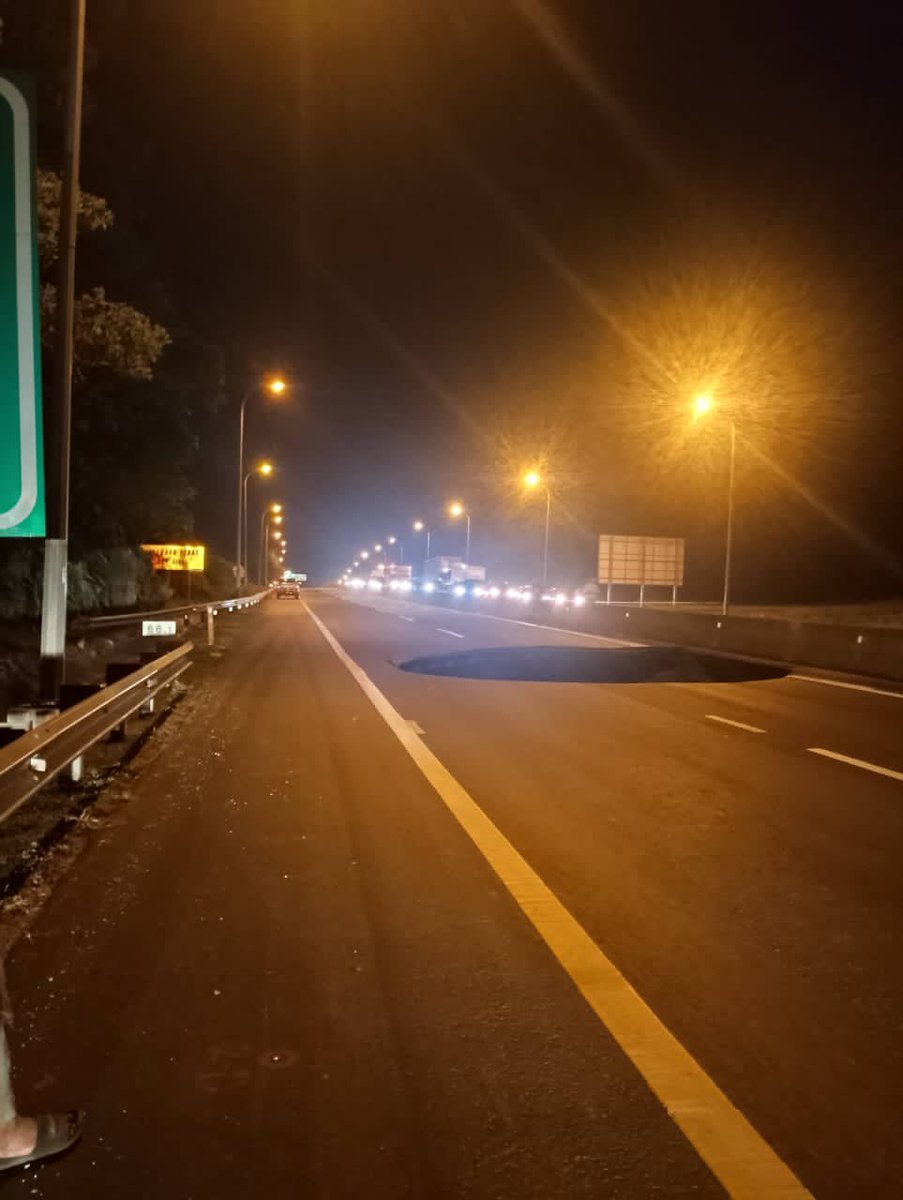 HezeriSamsuri's tweet photo. Sinkhole jadi di Highway KL-Karak sebab terowong ECRL kat bawah tu runtuh.

Yup, ECRL lalu bawah highway KLK rupanya. Let’s wait bila tuan punya nak cerita kan. 
 
Harap no casualty. https://t.co/rA99cAwaEM