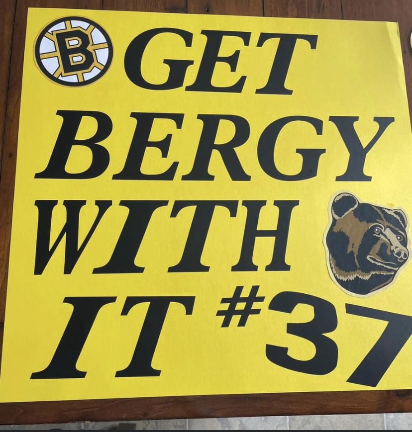 kooney77's tweet photo. It’s heavy sadness for all Bruins fans today. Brooks will never forget the puck toss. Enjoy retirement Bergy. @NHLBruins #NHLBruins https://t.co/5X9x4yq4ie