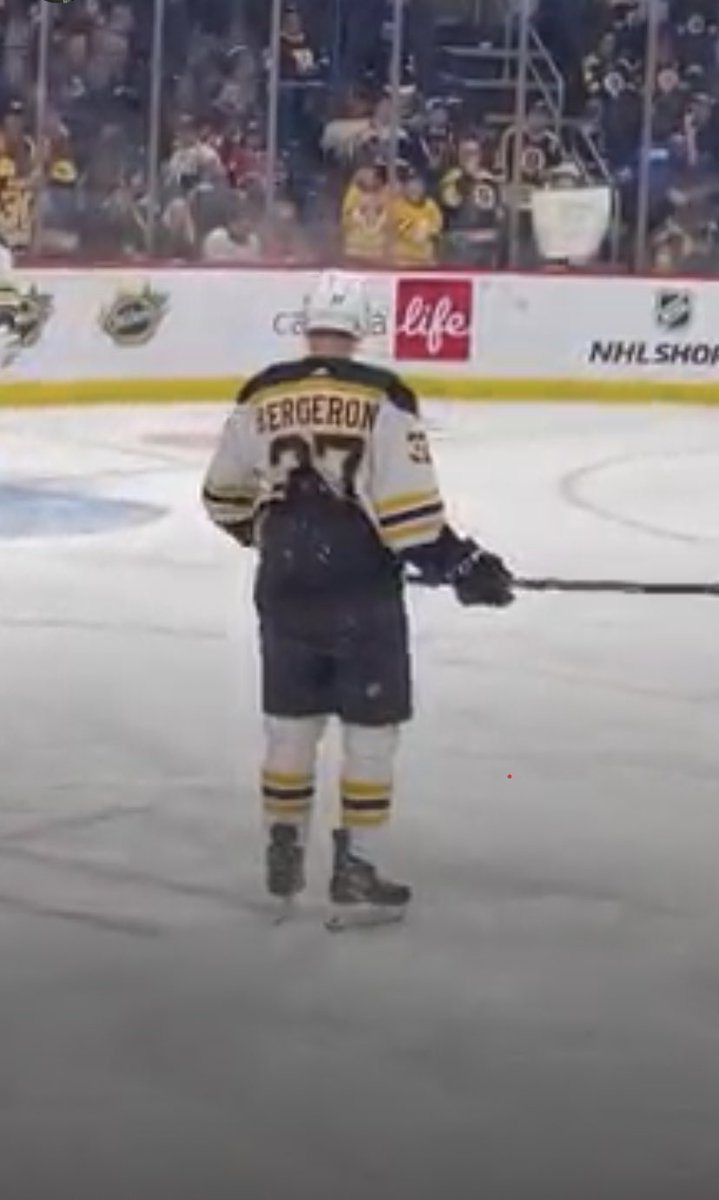 kooney77's tweet photo. It’s heavy sadness for all Bruins fans today. Brooks will never forget the puck toss. Enjoy retirement Bergy. @NHLBruins #NHLBruins https://t.co/5X9x4yq4ie