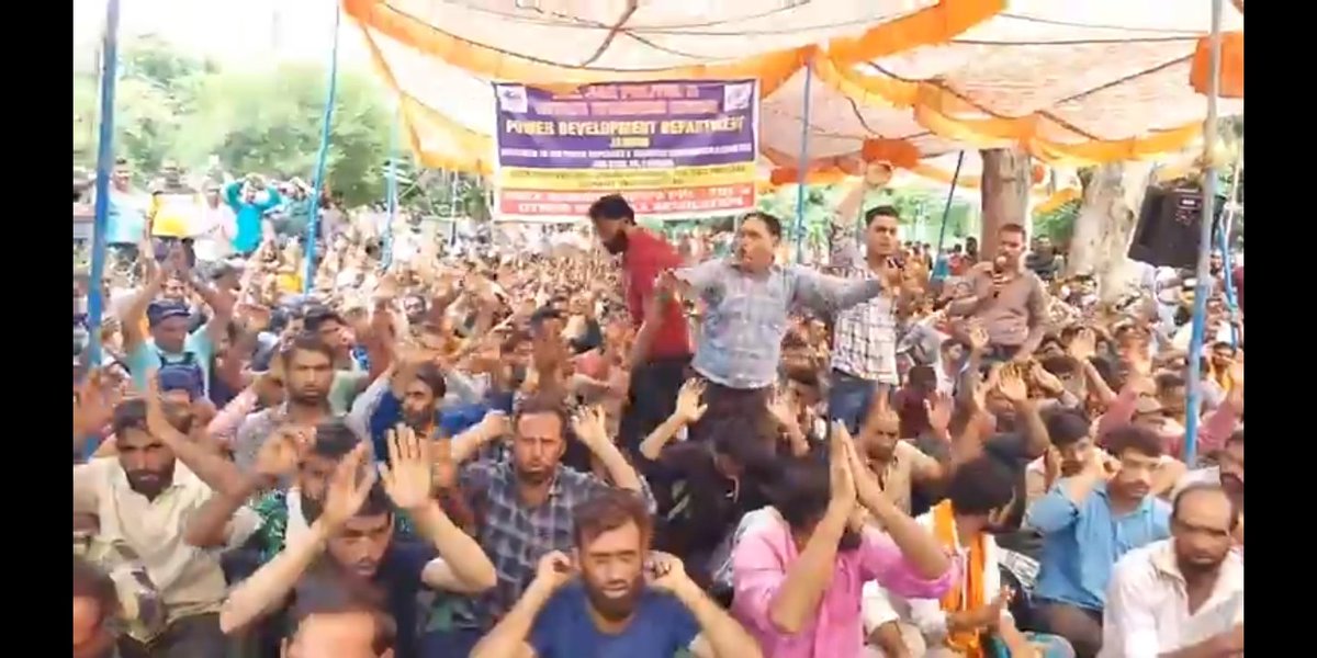 bhanuslathiaa's tweet photo. Unacceptable! Daily wagers in #Jammu are on the streets.
Why no action from LG @manojsinha_ @pddjkofficial @narendramodi @AmitShah @BJP4India ?
#Article370's demolition can't overshadow the need for fair treatment & #justice! #EndDiscrimination #WorkersRights
#unequality https://t.co/N9z1dFNJbk