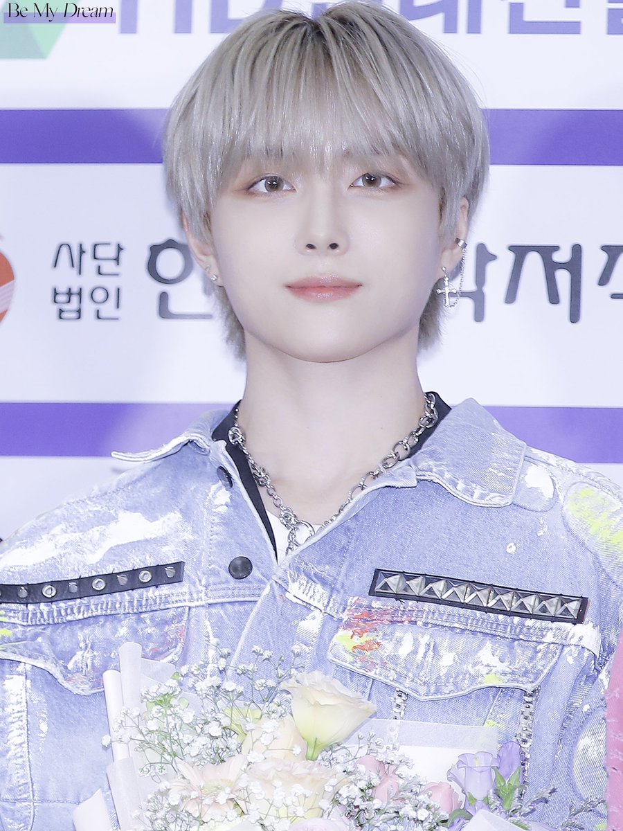 MUNIcloud's tweet image. 230527 부산드림콘서트 🍀

.　　∧、＿∧
`Σ.(;゜┌┐゜) 김정우❗
　　/し└┘J 美쳤나봐❗
　...し——J  너무예뻐❗

 #나인아이 #ナインアイ #VAHN #반 #バン #DREAMCONCERT #NINEionDREAMCONCERT
#언제나_반짝반짝 💜