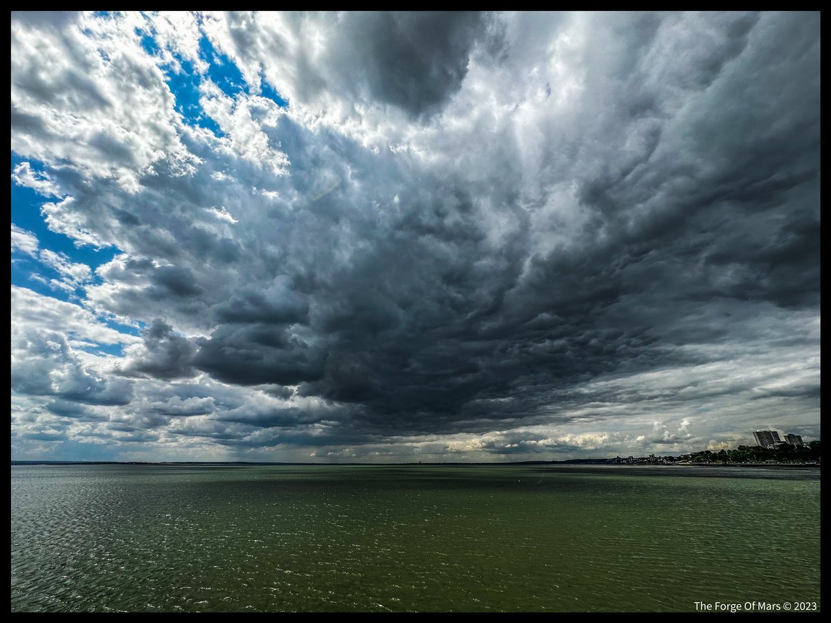 TheForgeofMars's tweet image. Went for a stroll along the pier with the boy, pretty atmospheric with all the cloud cover today. 😃

#Southend #SouthendPier #Seaside #AmatuerPhotography