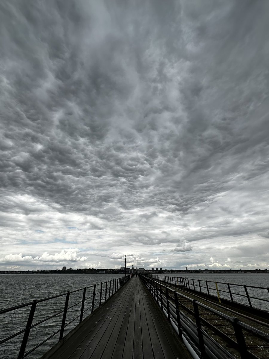 TheForgeofMars's tweet image. Went for a stroll along the pier with the boy, pretty atmospheric with all the cloud cover today. 😃

#Southend #SouthendPier #Seaside #AmatuerPhotography