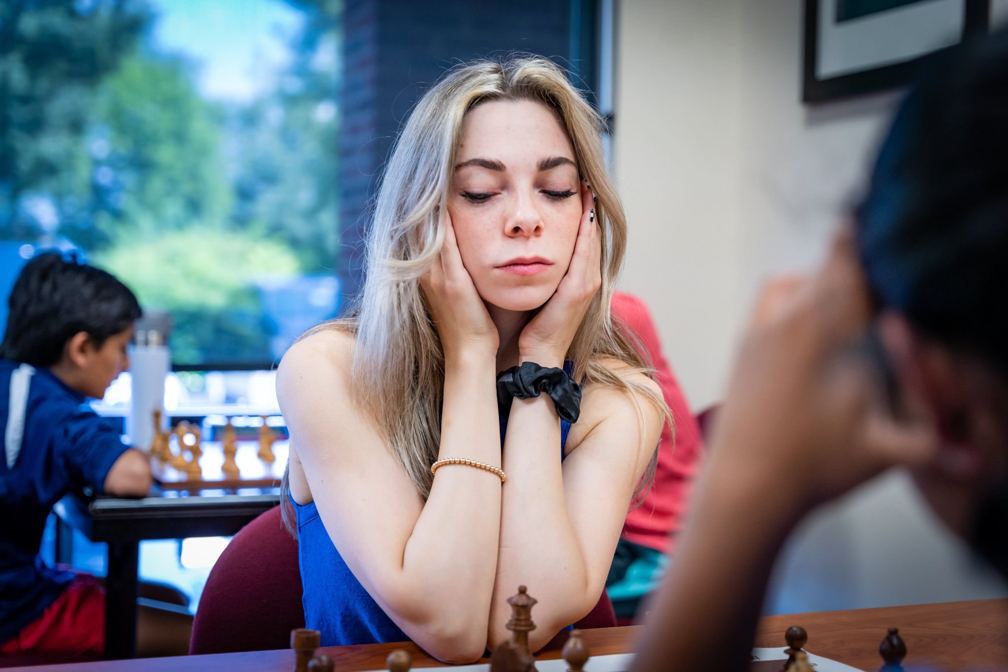 Video of Dina Belenkaya cheating OTB in a chess hustle at the park