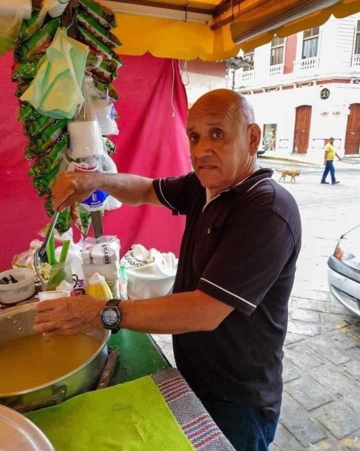 Yo: Disculpe, mi elote tiene un pelo.

El de los elotes: