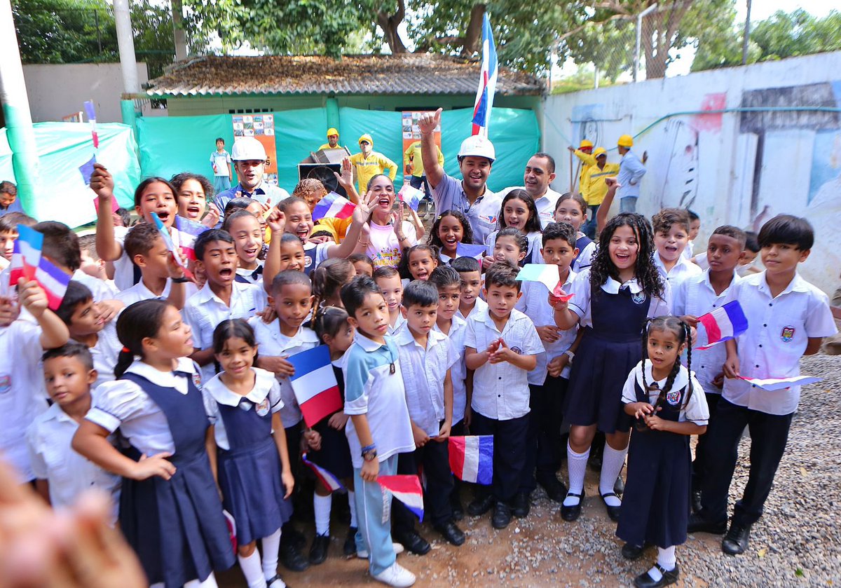 MelloCastroG's tweet photo. Con #ParquesDePrimera, que complementan la formación educativa y fortalecen el tejido social, en #Valledupar #VamosPaLante. Son 15 escuelas beneficiadas con esta entrega. Iniciamos la 3ra fase de este proyecto con el cual construiremos 7 parques para un total de 22. https://t.co/Vm3eAp089Z