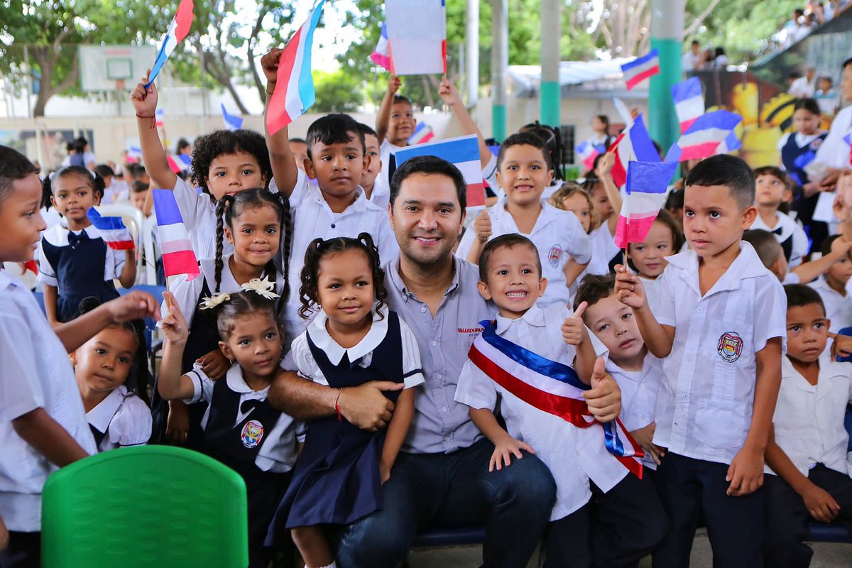 MelloCastroG's tweet photo. Con #ParquesDePrimera, que complementan la formación educativa y fortalecen el tejido social, en #Valledupar #VamosPaLante. Son 15 escuelas beneficiadas con esta entrega. Iniciamos la 3ra fase de este proyecto con el cual construiremos 7 parques para un total de 22. https://t.co/Vm3eAp089Z