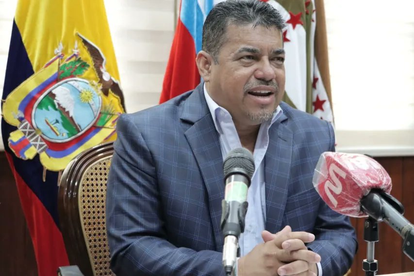 ElDatoEcua's tweet photo. #Urgente "¡MALDITOS. MALDITOS!"

“Malditos, malditos”, manifestó el gobernador de Manabí, Hernán Barreiro, al referirse a quienes retiraron la base de Manta, que pertenecía a los Estados Unidos. Barreiro, culpa al correísmo de la inseguridad que vive la provincia. https://t.co/CrrCDM5g8a