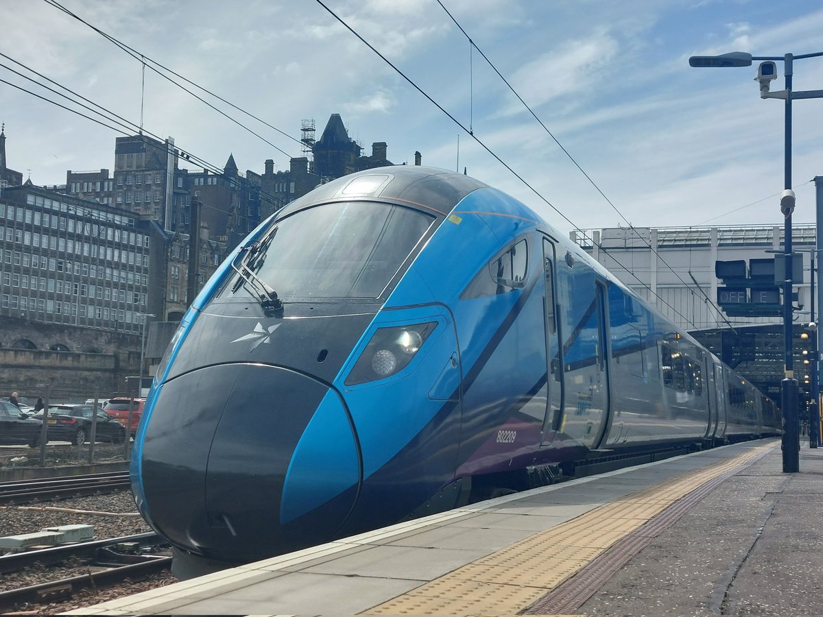 Just a few more from our time at #EdinburghWaverley taken on Sunday, arrived just in time to see #TheRoyalScotsman (not the best photo, it was too dark 🙁) #CrossCountryHST #LNER #TransPennine