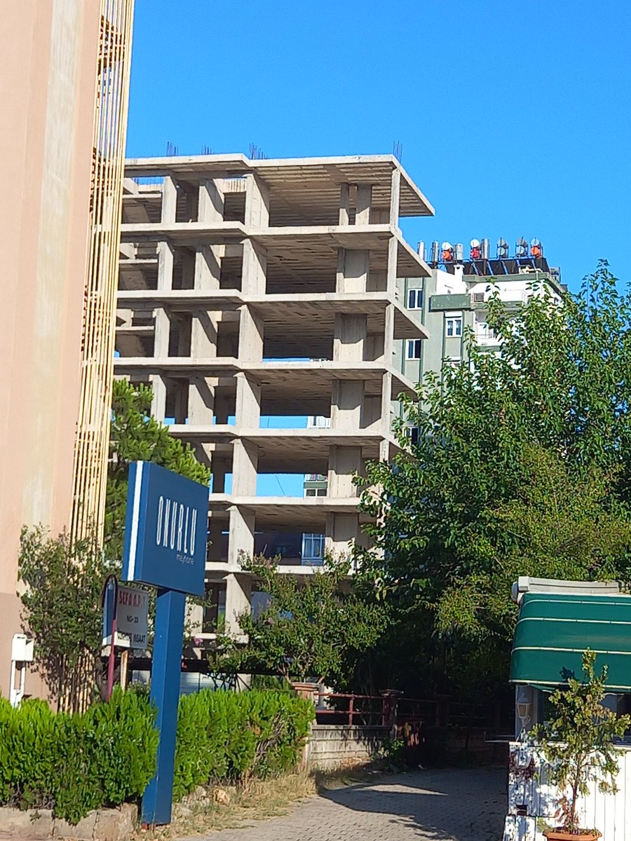 Bina boyunca devam eden perde en üst kata gelince 2 adet kolon olmuş görüşünüzü merak ettim. @maykpence