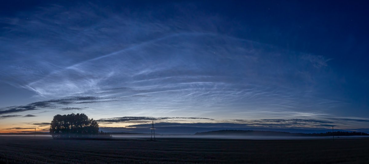 Immor07's tweet image. Viime yönä taivaalla oli komeat valaisevat yöpilvet, ehdottomasti kesän parhaat. #luonto #NLC #noctilucentclouds #Finland