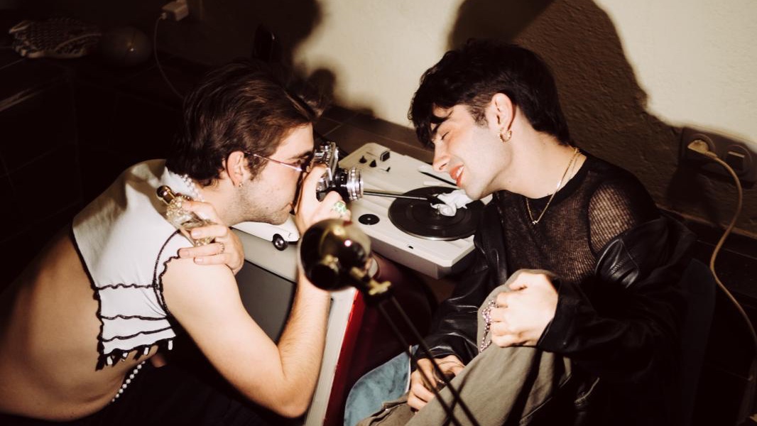 MIRADA PISADA, tercer single: tornem a l’agost on tot va començar. Una marca desbloqueja els dies gloriosos que agafaven pols al fons de la memòria. La lluna canta i sembla que l’oblit va ser només un trist simulacre
💖💖LINK A LA BIO 💖💖