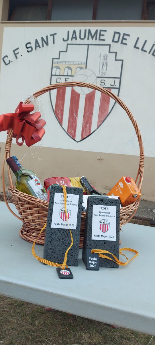 UEOplanter's tweet photo. 🔴⚪️

🥳 Partit de celebració de la Festa Major de @SantJaume amb un amistós entre benjamins!

⚽️🤝 I recordeu que el dimecres 9 d’agost hi ha un amistós de nivell entre el #FilialUEO i el primer equip de la @UEO1921!

#CFSantJaumeOlotB #FilialUEO #OrgullGarrotxí #femcomarca https://t.co/MHonAyvN6C