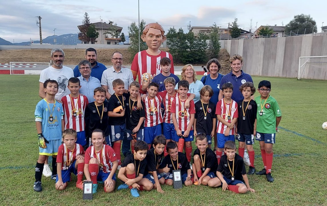 UEOplanter's tweet photo. 🔴⚪️

🥳 Partit de celebració de la Festa Major de @SantJaume amb un amistós entre benjamins!

⚽️🤝 I recordeu que el dimecres 9 d’agost hi ha un amistós de nivell entre el #FilialUEO i el primer equip de la @UEO1921!

#CFSantJaumeOlotB #FilialUEO #OrgullGarrotxí #femcomarca https://t.co/MHonAyvN6C