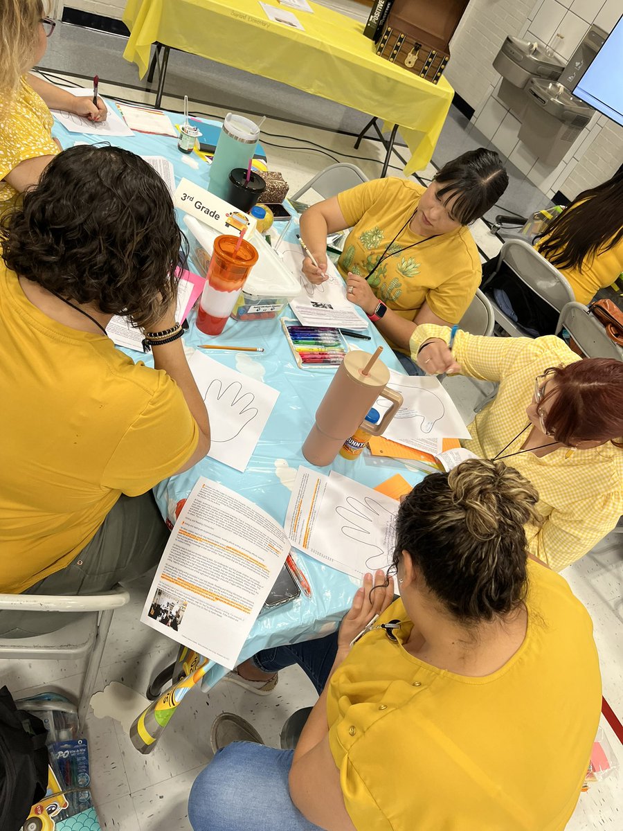 AVillanueva_AP's tweet photo. Happening now: Our awesome RLA Coach @cynthia_castro1 🤩fueling our energy bus 🚌 with her expertise in writing from her Writing TOT session! ❤️🐾💙#ScottiesAreWriters #ReadingWritingConnection @SagelandMicro @MoncadaMicaela https://t.co/ndiw3uIc1F