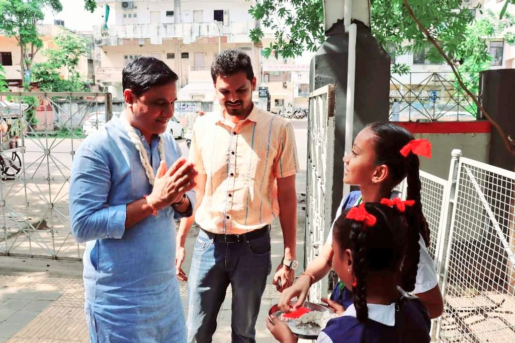 himanshupunsari's tweet photo. યુવા અનસ્ટોપેબલ ફાઉન્ડેશન અમદાવાદ દ્વારા  ગુજરાત સહિત સમગ્ર ભારતમાં શાળાઓના આધુનિક વિકાસ માટે કોર્પોરેટર સાથે મળીને ઉત્તમ કાર્ય કરી રહ્યું છે. જે અંતર્ગત આજે અ.મ્યુ.કો. દ્વારા સંચાલિત શાહીબાગ શાળા નંબર-6 મા શૌચાલય, બ્લોક, પાણીની સુવિધા, સ્માર્ટ ક્લાસની કામગીરી નિહાળી હતી. (1/2) https://t.co/oLf4VUSkn6