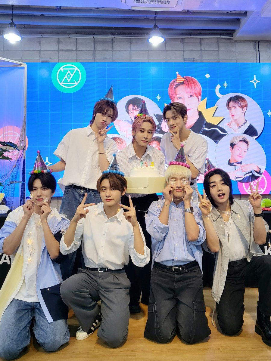 TRENDZ_OFFCL's tweet photo. [📷]

#오늘의트지
23.07.25 💙 FANSIGN EVENT 

#TRENDZ #트렌드지 
#HAPPY_LEON_DAY https://t.co/igqR827col