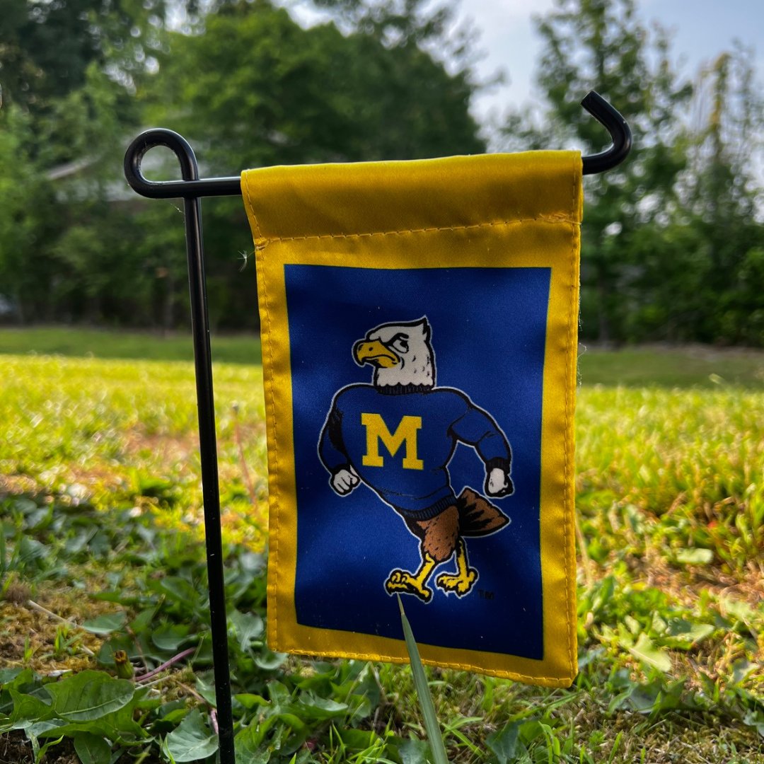 MSU_AlumniAssn's tweet image. 3 words: Yard. Flag. Beaker. #EagleSummer
