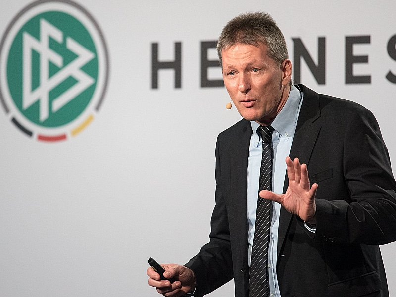 oranjefussball's tweet photo. Was macht Frank #Wormuth 🇩🇪 eigentlich? Der ehemalige Trainer von #HeraclesAlmelo & #FCGroningen arbeitet nun als Trainerberater für die indonesische U17-Nationalmannschaft. Der Vertrag läuft zunächst bis zur FIFA U17-Weltmeisterschaft. https://t.co/m7qfciVpmk