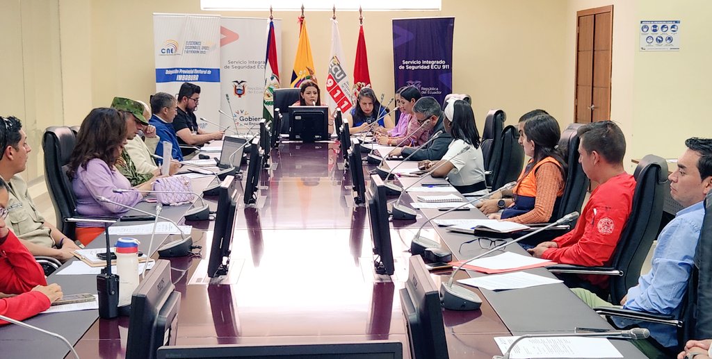 EducacionZ1Ec's tweet photo. [IBARRA] La coordinadora @martaluciavale, forma parte de la reunión Mesa Técnica Provincial de Seguridad Electoral, organizada por @cneimbabura. La finalidad de este encuentro es la articulación interinstitucional para el proceso electoral venidero. #EleccionesAnticipadas2023Ec https://t.co/KpVZnBwwhL