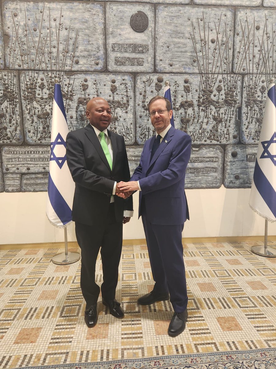 Kenny_T_Kunene's tweet image. A delegation of @OnsBaizaNie visited Israel to learn more about coalitions, President of Israel His Excellency @Isaac_Herzog gracefully shared great knowledge regarding coalitions with our delegation. SALUTE 💚
