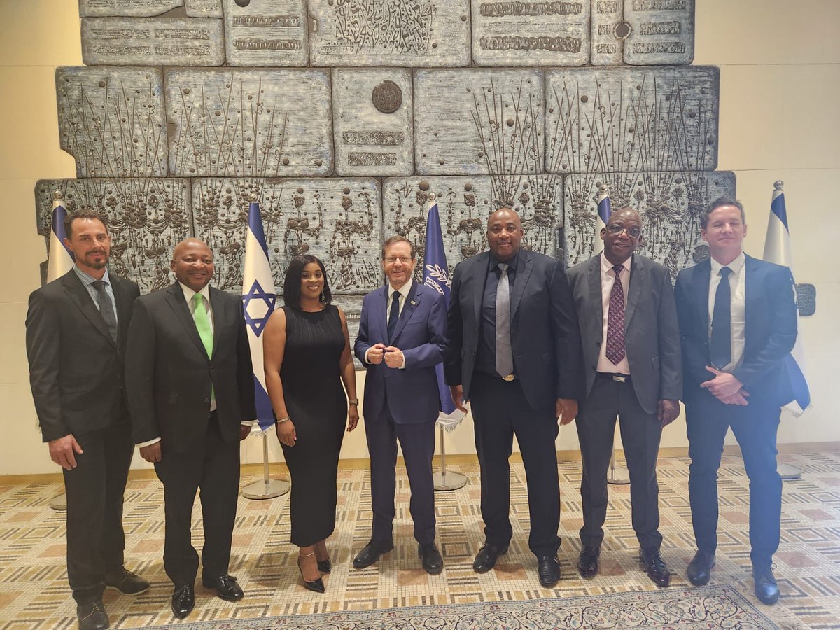 Kenny_T_Kunene's tweet image. A delegation of @OnsBaizaNie visited Israel to learn more about coalitions, President of Israel His Excellency @Isaac_Herzog gracefully shared great knowledge regarding coalitions with our delegation. SALUTE 💚