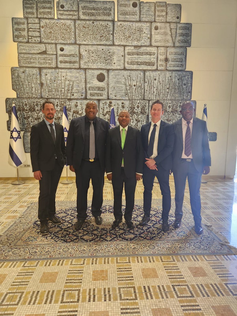 Kenny_T_Kunene's tweet image. A delegation of @OnsBaizaNie visited Israel to learn more about coalitions, President of Israel His Excellency @Isaac_Herzog gracefully shared great knowledge regarding coalitions with our delegation. SALUTE 💚