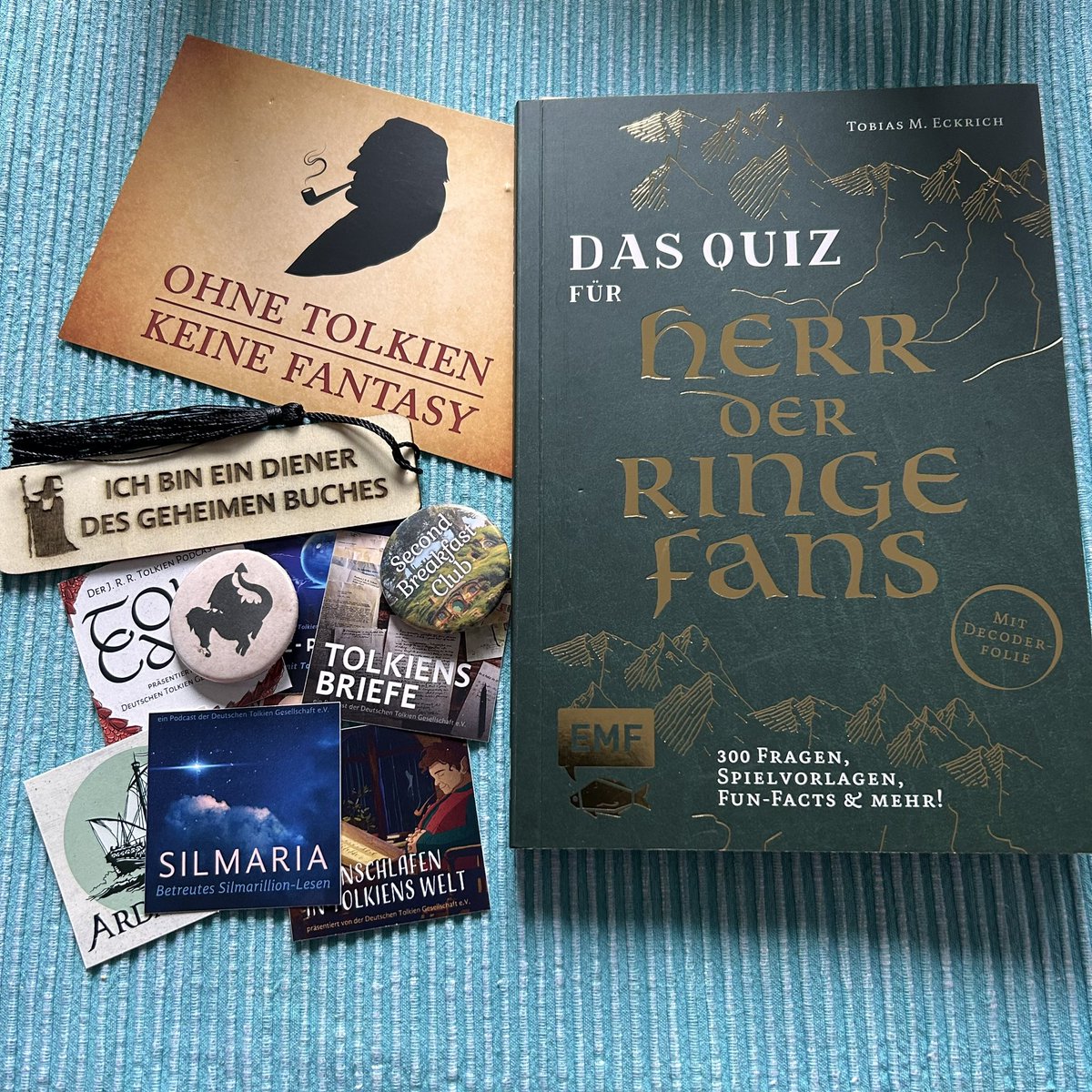 MiddleearthF's tweet photo. Vielen lieben Dank lieber @derUnterstrich für die wundervolle tolkieneske Post. 😍 Freue mich schon sehr darauf, mein Wissen zu testen. 😅 Die Sherlock-Drache ist klasse. Und erst recht das Lesezeichen. https://t.co/q3muCE5kc9