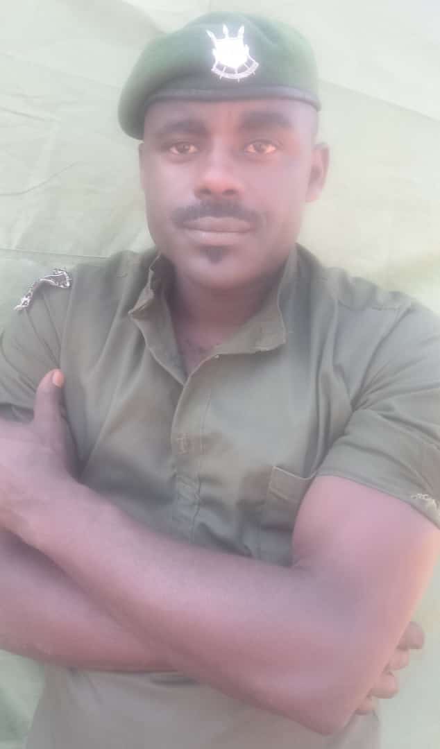 andikamagazine's tweet image. Ng&apos;uyu umusirikikare akaba yorora imbeba z’ikizungu (Isihiri/ipanya) be n’inkwavu

Nkunzimana Desire ni ingabo y’igihugu (umusirikare), akaba umufundi mu bijanye n’umuyagankuba (Electromecanicien) akaba kandi akorera muri #ISCAM Aba ku Muzinda kommune Rugazi, @BubanzaProvince