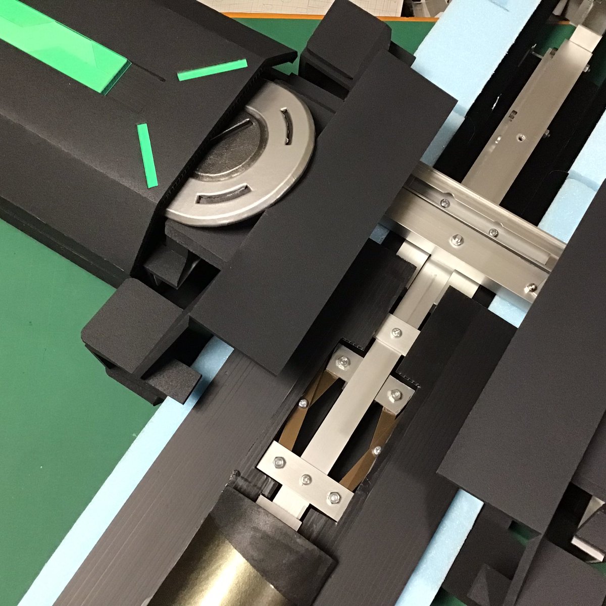 ferio2's tweet photo. 【パニッシャー製作】レーザー発射形態時の短辺側からチラ見えするパーツを製作しました。
こいつを固定すれば短辺側を完全固定できますね。 https://t.co/PvSSkZZChi