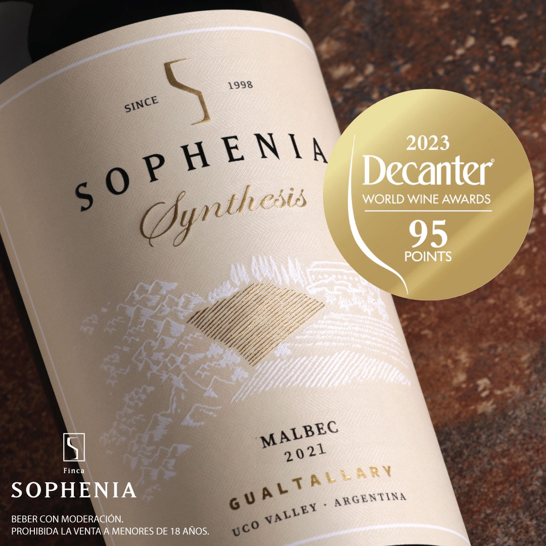 Sophenia Synthesis Malbec proviene del primer cuartel de Malbec plantado en la finca, en 1998.
Nos emociona recibir en este año tan especial Medalla de Oro con 95 puntos de  @decanterawards.  
Nos alegra comprobar que nuestros sueños se cumplen y crecen en cada añada.