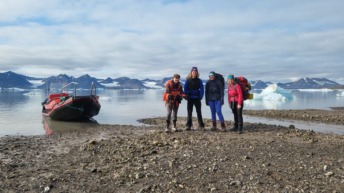 Three weeks into the #Svalbard trip, with a full team! Tom Harvey has joined @JazzedUpScience, @em_lm_b and Maddy and they're heading back to each glacier site to see how the #glacier #algae blooms have developed @LeverhulmeTrust @ArcticStationUK @Arctic_Office