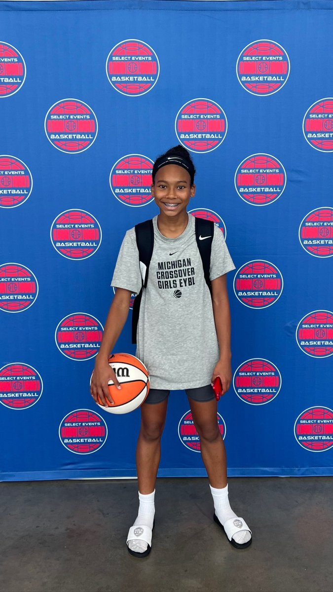 soldierStorys's tweet photo. HAPPY BIRTHDAY TO #MichiganCrossover class of 2027 PG Harlem R. Simpson turning 14 and LOVING THE GAME!!! 15uโฆ โค๏ธ https://t.co/GPFd4sFEWn